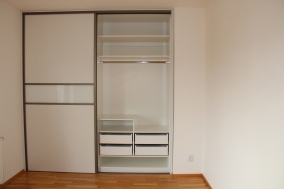 Vestavěné skříně