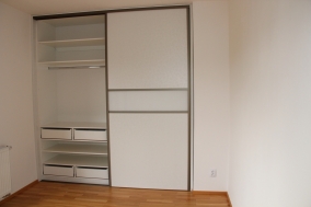 Vestavěné skříně